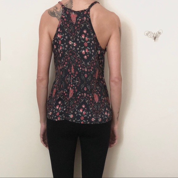 ❌ Sold ❌ 🛍️ 3 for $20 - Sleeveless Flower Crochet Top - Picture 2 of 5
